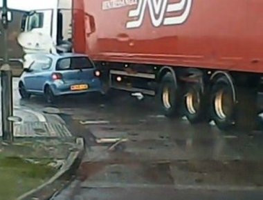 Ανατριχιαστικό! Η στιγμή που νταλίκα ... λιώνει αυτοκίνητο (βίντεο)